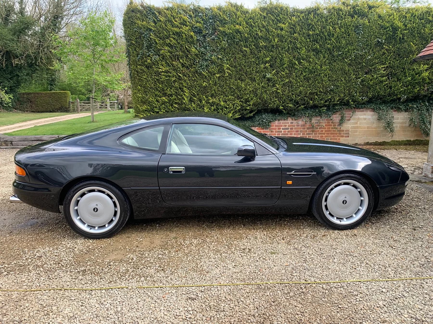 Vehicle photograph 8