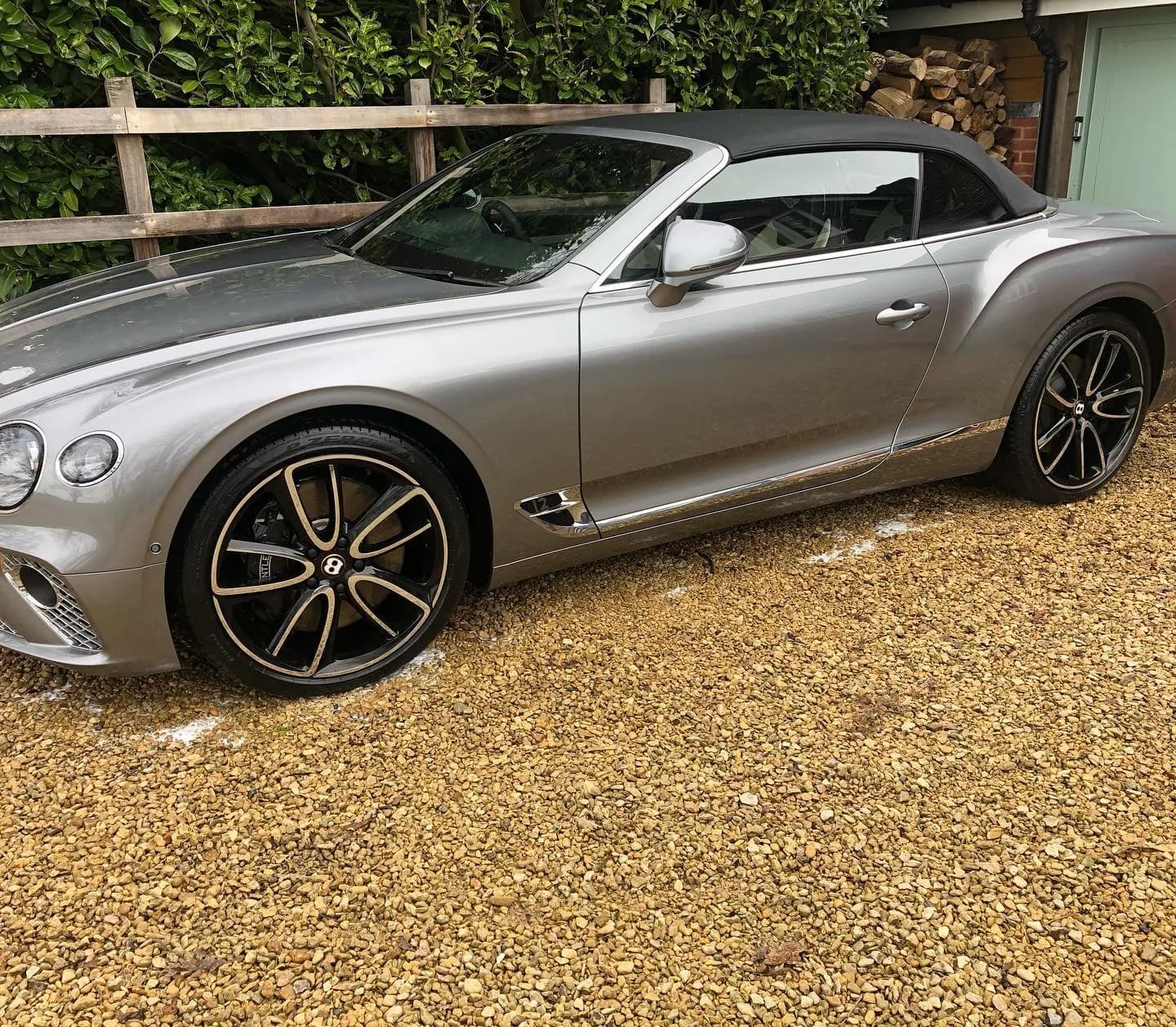 Vehicle photograph 24