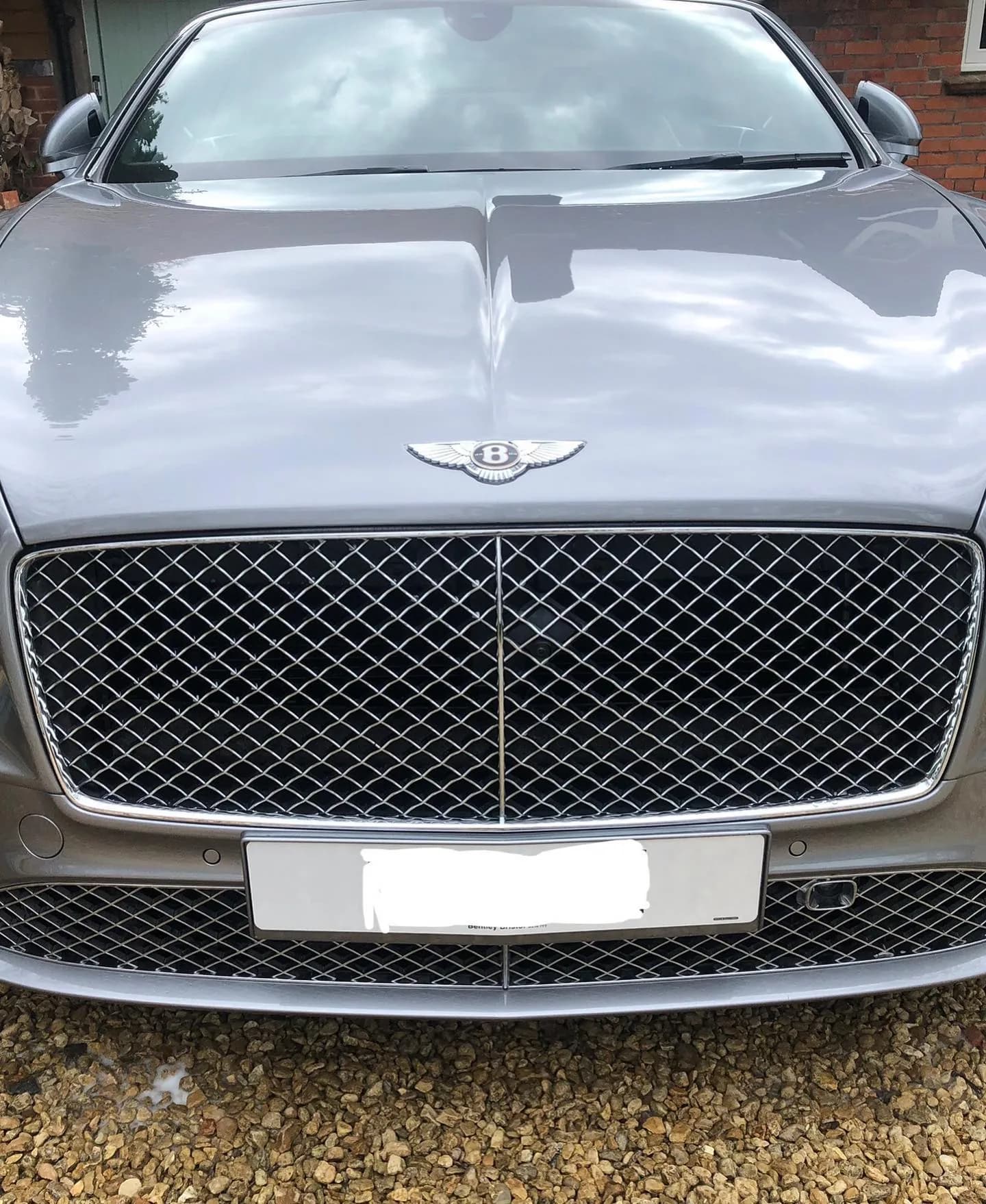 Portrait-format vehicle photograph 1